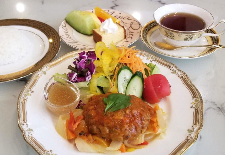 スペシャルランチ『トマトソースのチーズインハンバーグ』